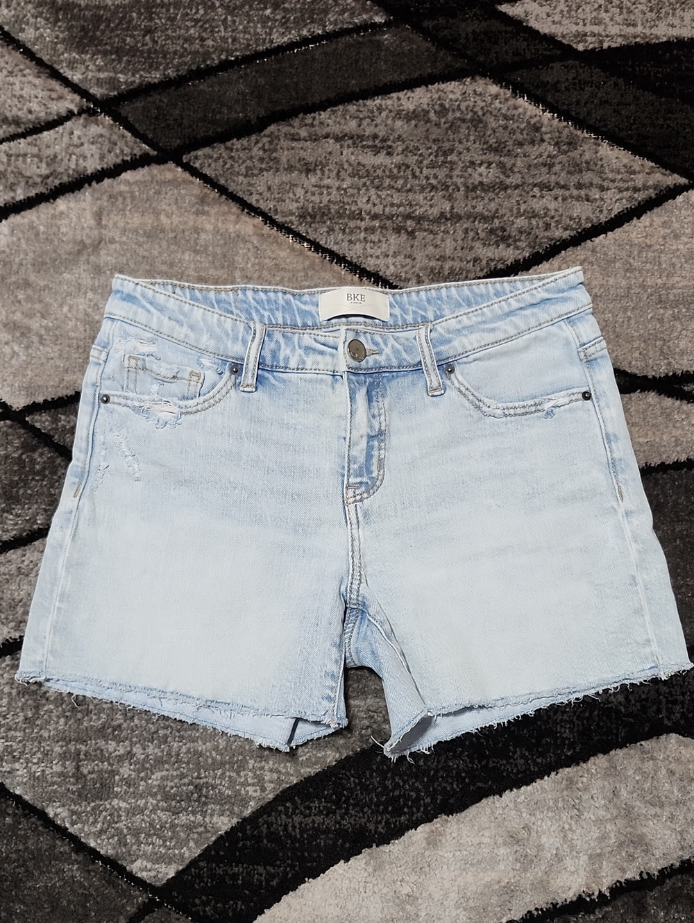 BKE EMBROIDERED DISTRESSED CLASSIC RAW/FRAYED HEM RELAXED DENIM JEAN SHORTS
